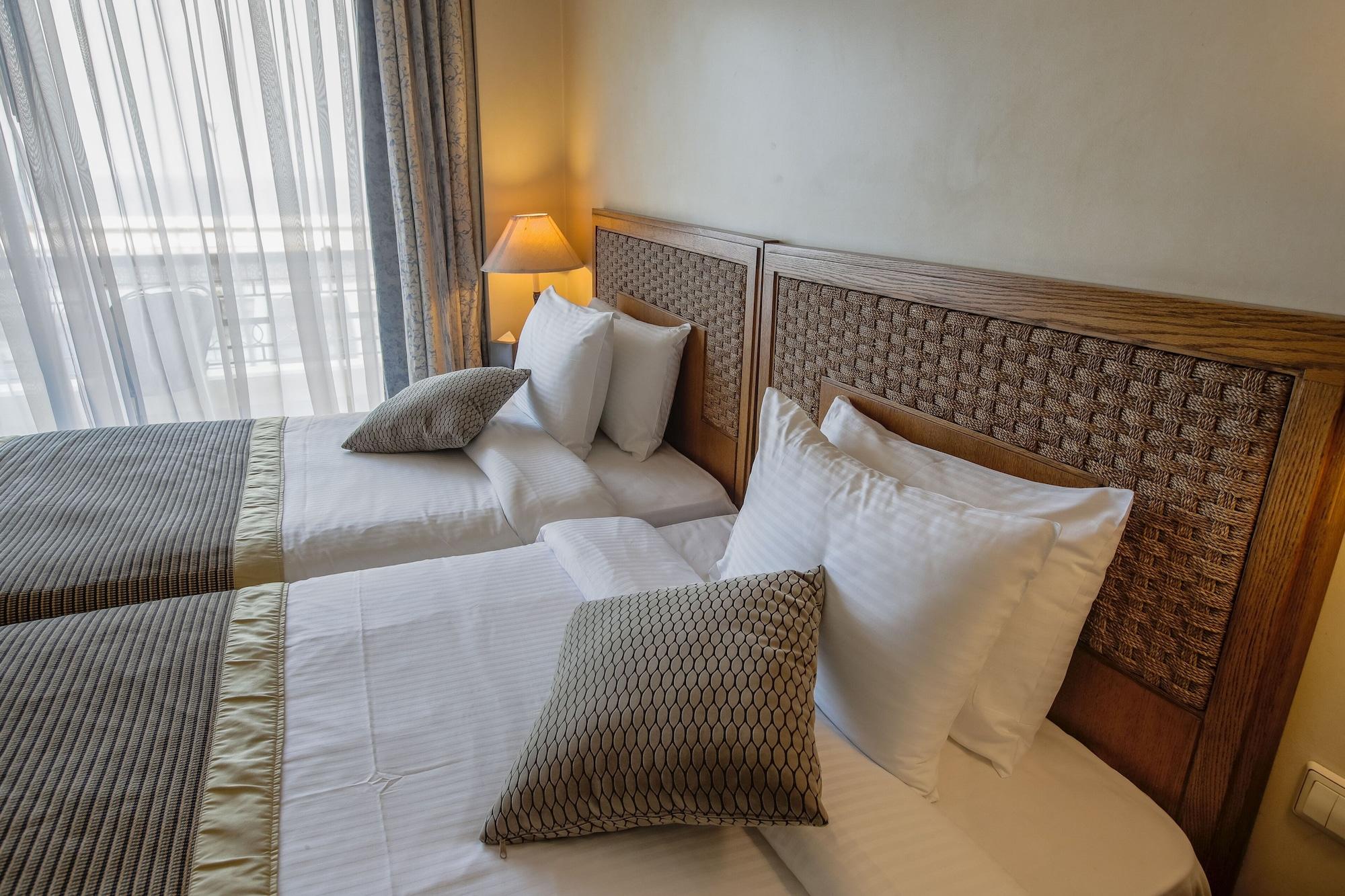 Warwick Palm Beach Hotel ベイルート エクステリア 写真